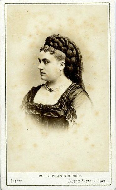 Marie Sasse  deze Oudenaardse sopraan zong te Gent van 1863 tot 1864 alwaar ze studeerde aan het conservatorium van Gent.
Foto privé collectie.
