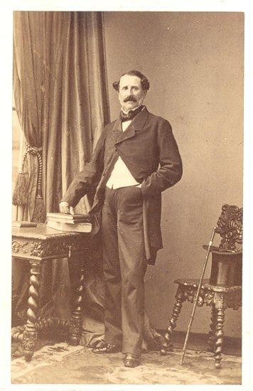 Eugéne Massol de Franse tenor die later bariton werd en zelfs directeur van de Munt schouwburg van 1848 & 1849 . 
foto van 1850.