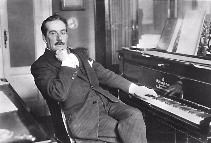 Puccini op later leeftijd aan zijn piano.

