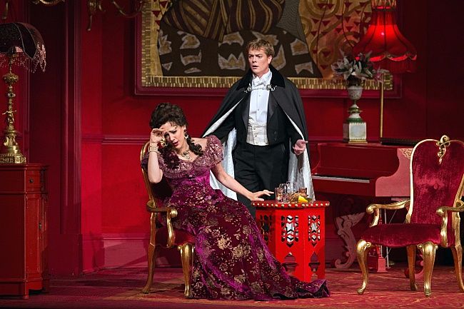 Suzanne Philips als Rosalinde en Toby Spence als von Eisenstein in 