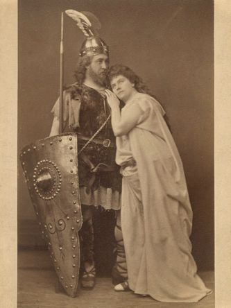 Heinrich en Therese Volg als Siegfried en Brünhilde. Zongen beiden te Bayreuth in de eerste gehele Ringcyclus. Foto van 1878