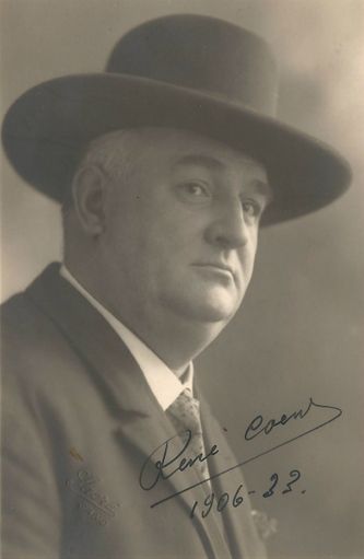 René Coens bas, zong te Gent van 1918/1925 en was directeur aan de Gentse opera van 1925 tot 1940.
