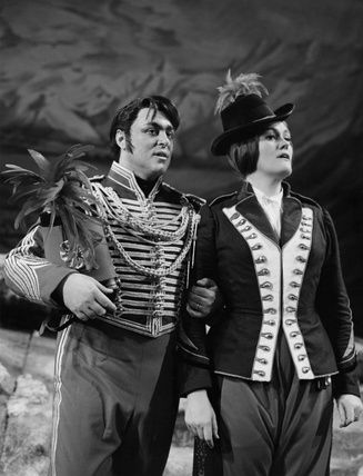 Luciano Pavarotti als Tonio en Joan Sutherland als Marie in