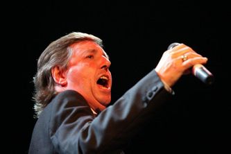 Danny Sinclair in volle actie tijdens concert. 