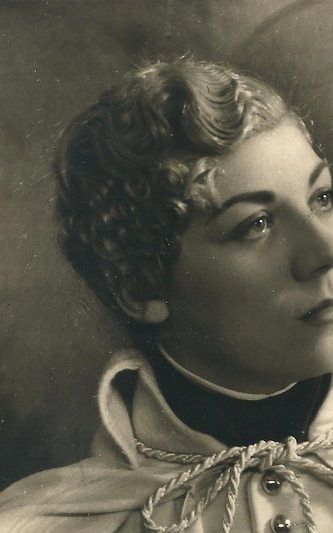 Gita Nobis (1920-1990) als L'Aiglon Brussel 1947. Foto; Operabilia. 