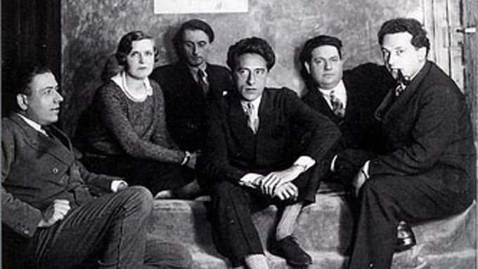 Van links naar rechts : Francis Poulenc (1899-1963), Germaine Tailleferre ( 1892-1983), Louis Durey (1888-1979), Jean Cocteau (1889-1963), Darius Milhaud (1892-1974), Arthur Honneger (1892-1955).