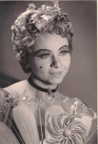Elisabeth Verlooy zong de rol van Olympia als haar debuutrol te Gent tijdens de directie Bovy in 1949 .