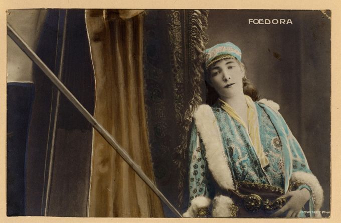 Op 14 mei 1883 bracht Sarah Bernhardt het toneelstuk van Sardou 