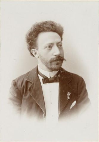 S.J.H. de la Fuente de  dirigent van de eerste voorstelling van 